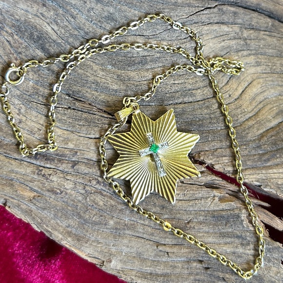 🍓GOLD PLATED VINTAGE MAY BIRTHSTONE NECKLACE RELIGIOUS EMERALD CROSS NECKLACE - Picture 4 of 4